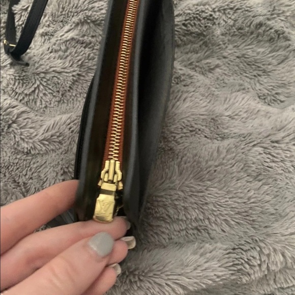 Auth louis vuitton crossbody ❌SOLD❌ - Picture 4 of 11